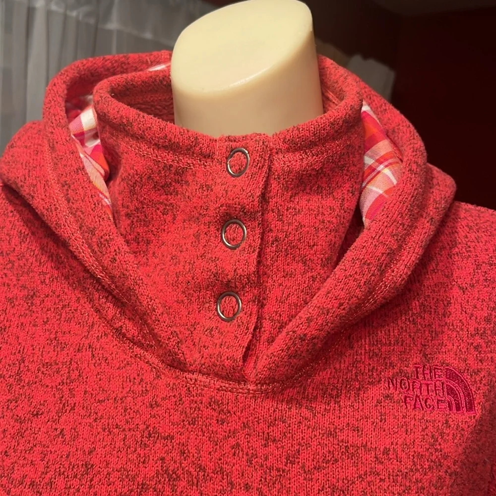 Like new The North Face pullover hoodie - Picture 16 of 16